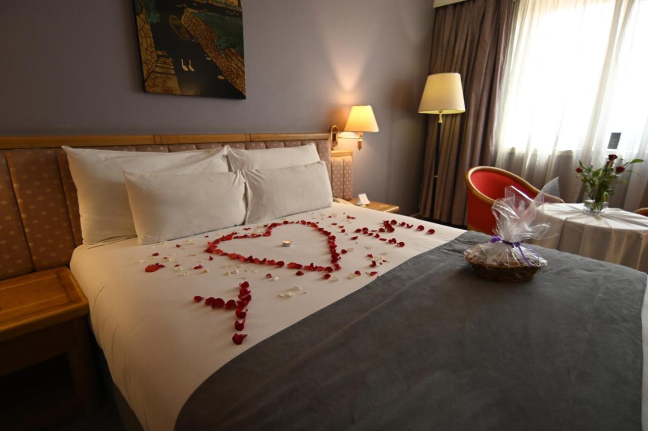 Hotel Mercure Alger Aeroport Dar el Beïda Dış mekan fotoğraf A bedroom at the hotel