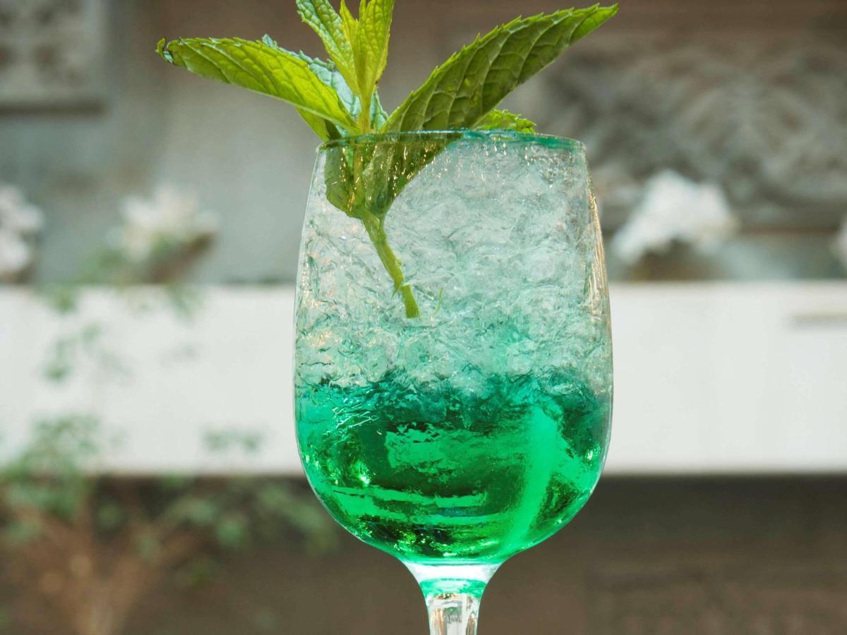 Hotel Mercure Alger Aeroport Dar el Beïda Dış mekan fotoğraf A glass of green absinthe soda