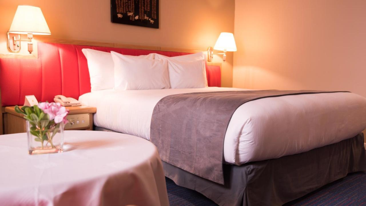 Hotel Mercure Alger Aeroport Dar el Beïda Dış mekan fotoğraf A bed with a bed runner