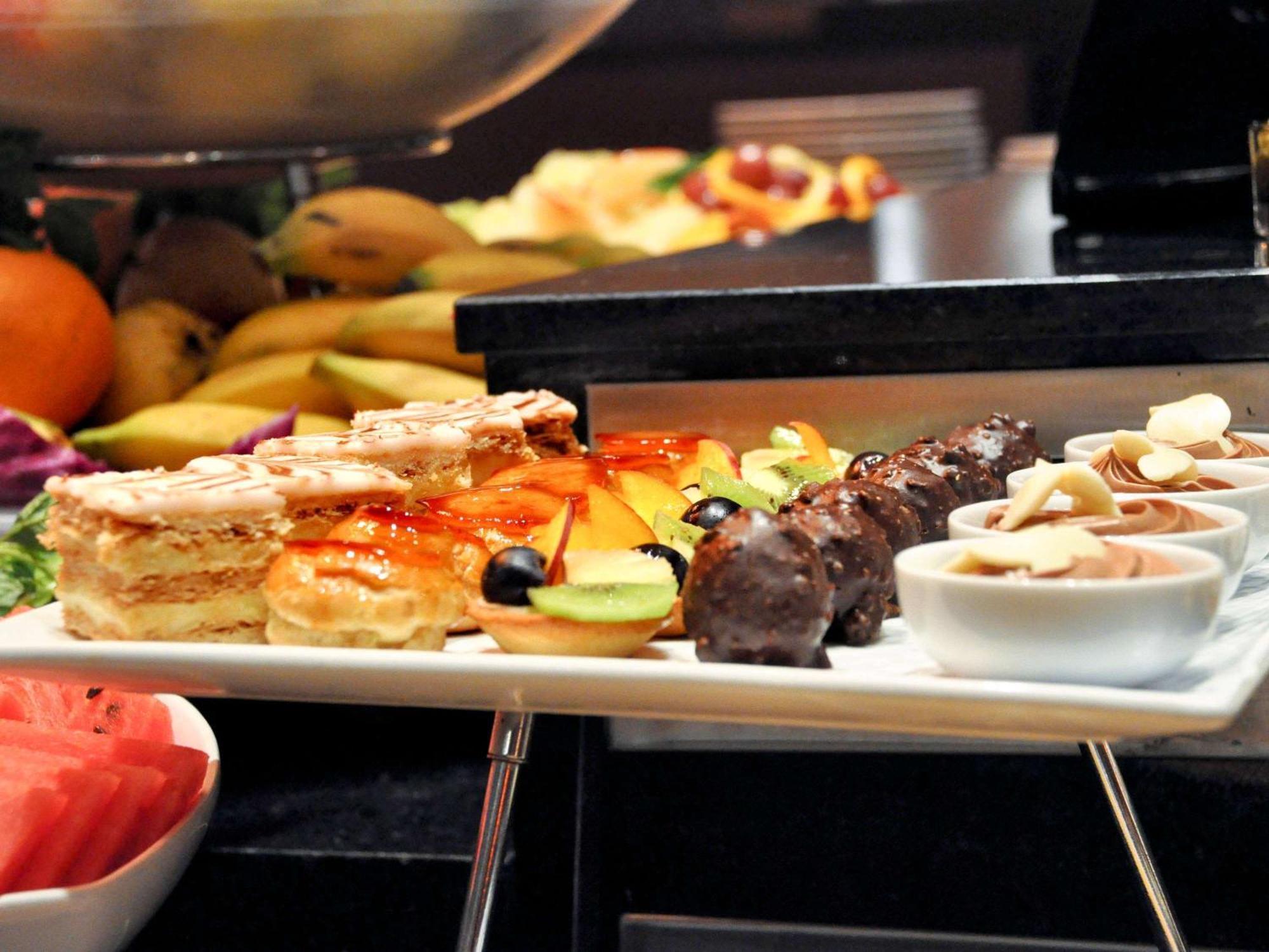 Hotel Mercure Alger Aeroport Dar el Beïda Dış mekan fotoğraf A selection of desserts