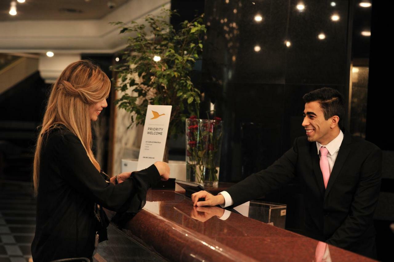 Hotel Mercure Alger Aeroport Dar el Beïda Dış mekan fotoğraf A hotel receptionist