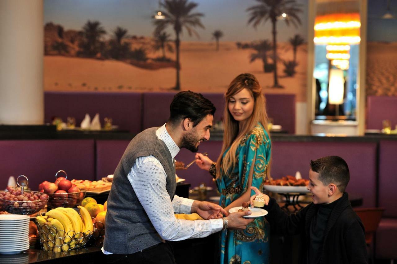 Hotel Mercure Alger Aeroport Dar el Beïda Dış mekan fotoğraf A couple at a buffet
