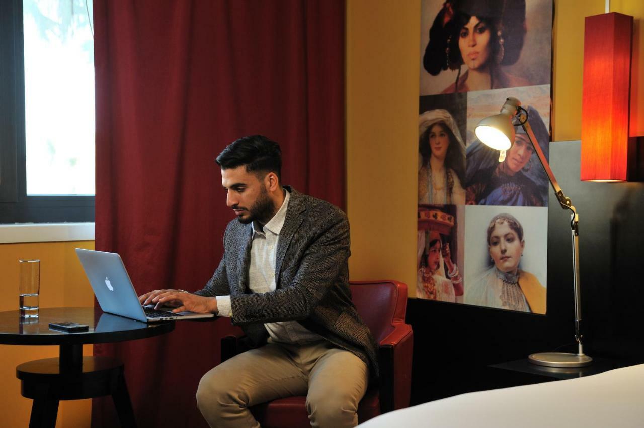 Hotel Mercure Alger Aeroport Dar el Beïda Dış mekan fotoğraf A student working on a laptop