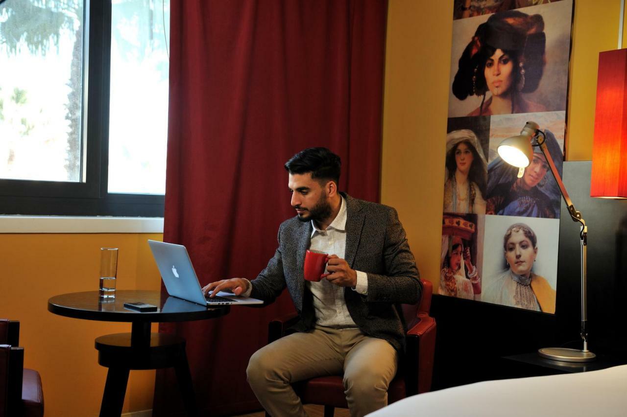 Hotel Mercure Alger Aeroport Dar el Beïda Dış mekan fotoğraf Aarti in his studio