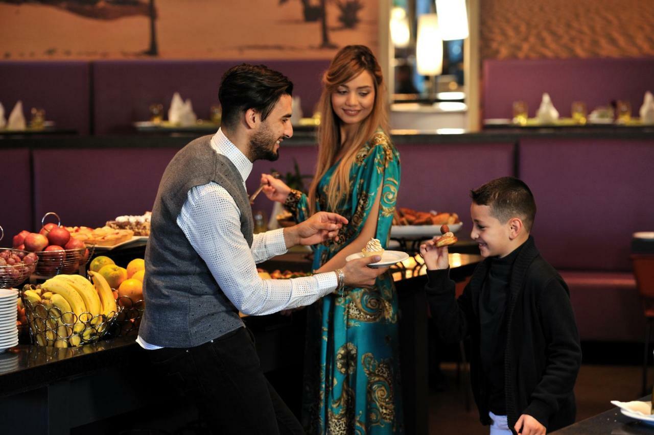 Hotel Mercure Alger Aeroport Dar el Beïda Dış mekan fotoğraf A waiter serving a family