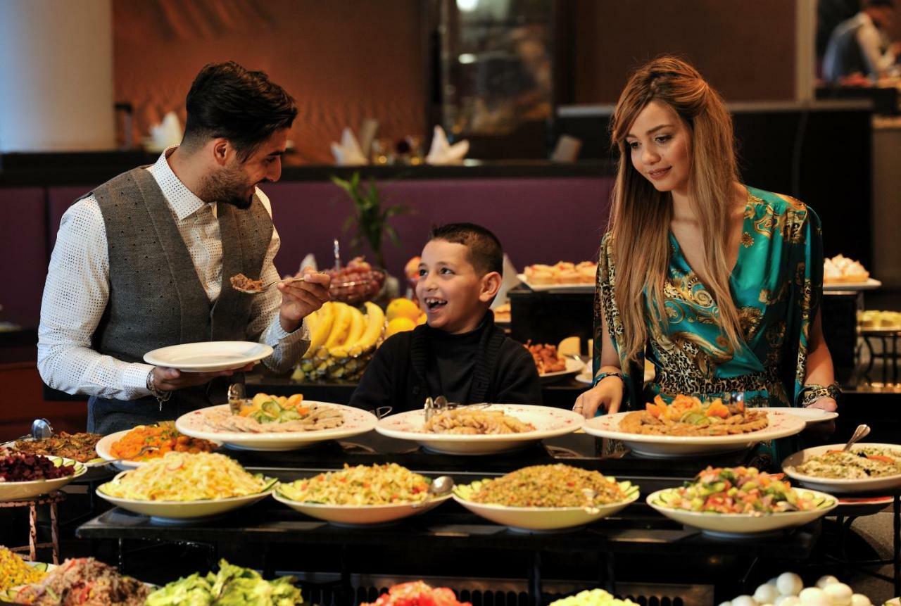Hotel Mercure Alger Aeroport Dar el Beïda Dış mekan fotoğraf A family at a buffet