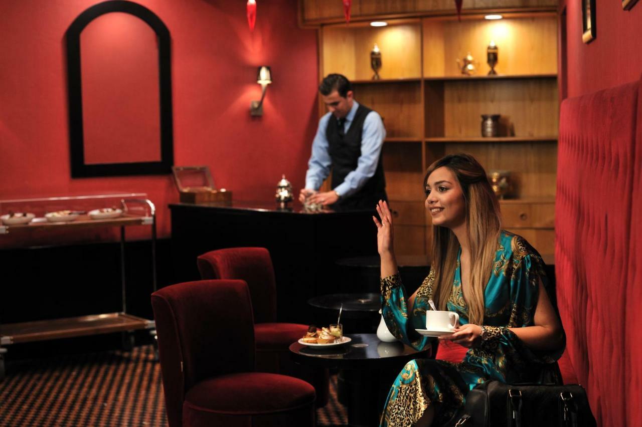 Hotel Mercure Alger Aeroport Dar el Beïda Dış mekan fotoğraf A woman being served at a restaurant