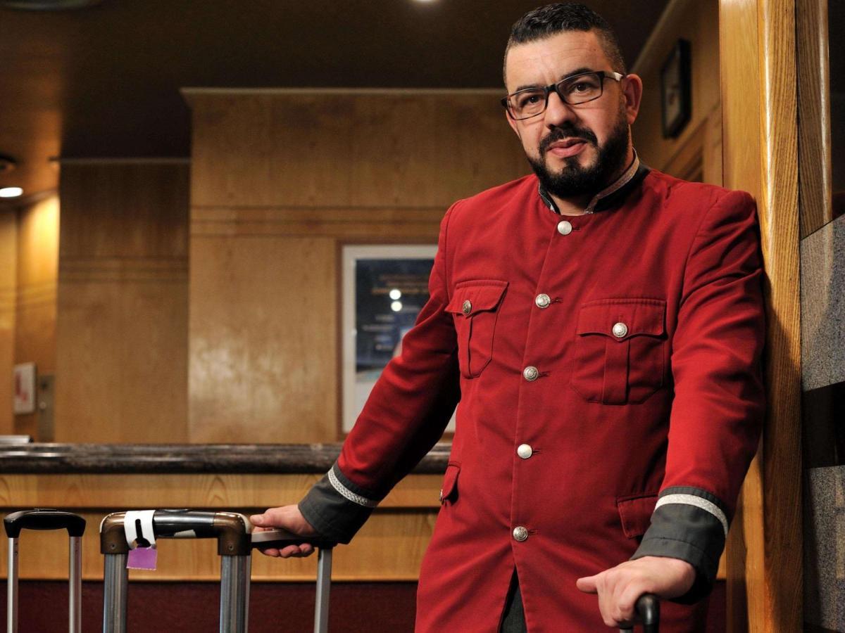 Hotel Mercure Alger Aeroport Dar el Beïda Dış mekan fotoğraf A bellboy at the Four Seasons Hotel in Beirut, Lebanon