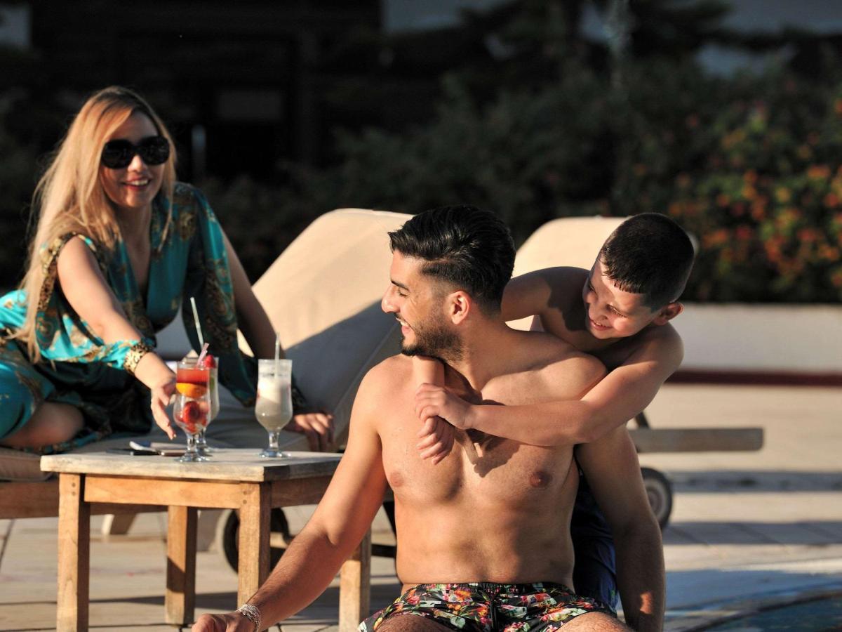 Hotel Mercure Alger Aeroport Dar el Beïda Dış mekan fotoğraf A gay couple